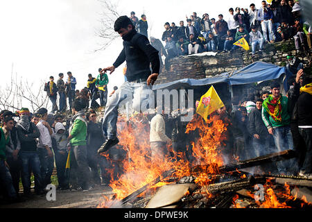 21. März 2009 - Istanbul, Marmara Region, Türkei - Türkei kurdische Gemeinschaft NowRuz (Frühlingsfest) in der Nähe Topkapis Mauern im alten Teil von Istanbul, Türkei, am Samstag, 21. März 2009 gefeiert. Kurdische Jugend am Ende der Feier sprang über ein großes Feuer zu feiern, einige der Jugend auch Plakate von Abdullah Öcalan und den Großteil der Masse skandierten gegen th Stockfoto