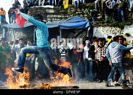 21. März 2009 - Istanbul, Marmara Region, Türkei - Türkei kurdische Gemeinschaft NowRuz (Frühlingsfest) in der Nähe Topkapis Mauern im alten Teil von Istanbul, Türkei, am Samstag, 21. März 2009 gefeiert. Kurdische Jugend am Ende der Feier sprang über ein großes Feuer zu feiern, einige der Jugend auch Plakate von Abdullah Öcalan und den Großteil der Masse skandierten gegen th Stockfoto