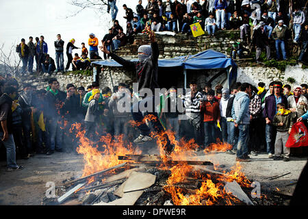 21. März 2009 - Istanbul, Marmara Region, Türkei - Türkei kurdische Gemeinschaft NowRuz (Frühlingsfest) in der Nähe Topkapis Mauern im alten Teil von Istanbul, Türkei, am Samstag, 21. März 2009 gefeiert. Kurdische Jugend am Ende der Feier sprang über ein großes Feuer zu feiern, einige der Jugend auch Plakate von Abdullah Öcalan und den Großteil der Masse skandierten gegen th Stockfoto