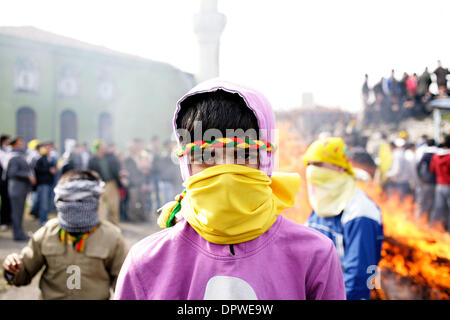 21. März 2009 - Istanbul, Marmara Region, Türkei - Türkei kurdische Gemeinschaft NowRuz (Frühlingsfest) in der Nähe Topkapis Mauern im alten Teil von Istanbul, Türkei, am Samstag, 21. März 2009 gefeiert. Kurdische Jugend am Ende der Feier sprang über ein großes Feuer zu feiern, einige der Jugend auch Plakate von Abdullah Öcalan und den Großteil der Masse skandierten gegen th Stockfoto