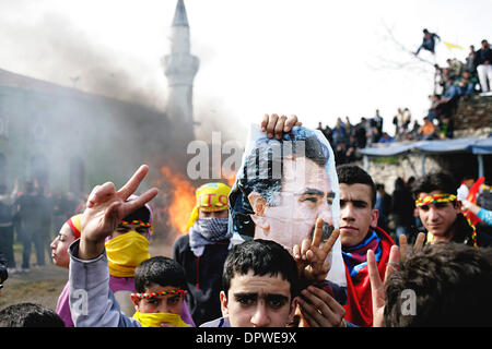 21. März 2009 - Istanbul, Marmara Region, Türkei - Türkei kurdische Gemeinschaft NowRuz (Frühlingsfest) in der Nähe Topkapis Mauern im alten Teil von Istanbul, Türkei, am Samstag, 21. März 2009 gefeiert. Kurdische Jugend am Ende der Feier sprang über ein großes Feuer zu feiern, einige der Jugend auch Plakate von Abdullah Öcalan und den Großteil der Masse skandierten gegen th Stockfoto