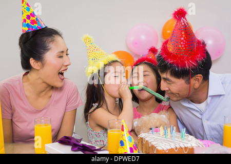 Fröhliche Familie mit Kuchen und Geschenke bei einer Geburtstagsparty Stockfoto