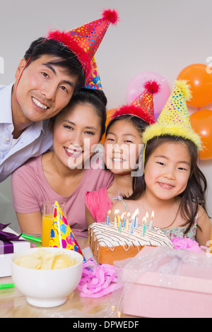 Familie mit Kuchen und Geschenke bei einer Geburtstagsparty Stockfoto