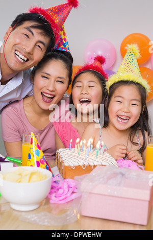 Fröhliche Familie mit Kuchen und Geschenke bei einer Geburtstagsparty Stockfoto