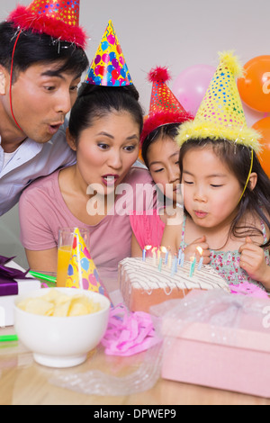 Familie weht Kuchen auf einer Geburtstagsfeier Stockfoto