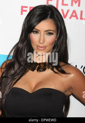 27. April 2009 - New York, NY, USA - KIM KARDASHIAN bei der Premiere von "Wunderbare Welt" auf der 8. Annual Tribeca Film Festival. (Kredit-Bild: © Dan Herrick/KPA-ZUMA/ZUMA Press) Stockfoto