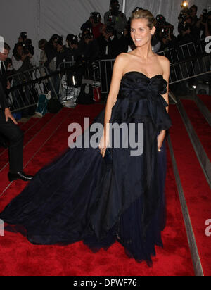 4. Mai 2009 - New York, NY, USA - HEIDI KLUM bei der "Das Modell als Muse" MET Costume Gala 2009. (Bild Kredit: © Dan Herrick-KPA/Dan Herrick/ZUMA Press) Stockfoto