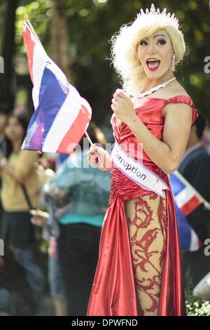 Bangkok, Bangkok Metropolitan District, Thailand. 15. Januar 2014. Eine glamouröse '' Kathoey'' Unterstützer der Anti-Regierungs-Proteste März in Bangkok am dritten Tag der '' Abschaltung Bangkok'' Kampagne, während die Demonstranten wollen die aktuelle Regierung zu stürzen und zwingen den Rücktritt von Ministerpräsident Hausmeister, Yingluck Shinawatra, Ekkamai, Bangkok, Thailand - Foto: Gavin Gough/NurPhoto Credit: Gavin Gough/NurPhoto/ZUMAPRESS.com/Alamy Live News Stockfoto