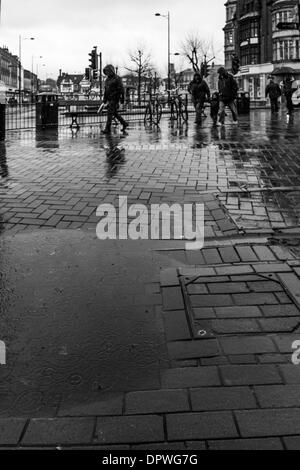 Salisbury, UK. 16. Januar 2014. Nassen Nachmittag in Salisbury Menschen zu Fuß über Käsemarkt. Das Wetter regnerisch war voraussichtlich in ganz Großbritannien zu verbreiten. Bildnachweis: Paul Chambers/Alamy Live-Nachrichten Stockfoto