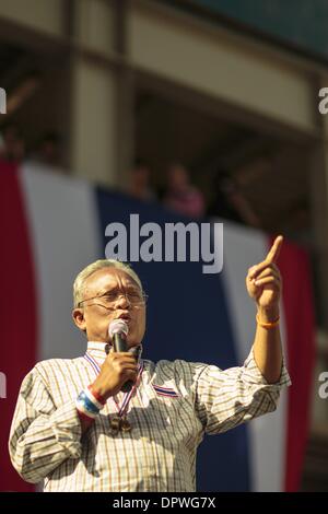 Bangkok, Bangkok Metropolitan District, Thailand. 15. Januar 2014. Protest gegen die Regierung Führer Suthep Thaugsuban auf der Bühne an Kreuzung Asoke am dritten Tag der Kampagne "Herunterfahren" Bangkok als Demonstranten Kampagne zur Senkung der aktuellen Regierung und Hausmeister Premierministerin Yingluck Shinawatra, Kreuzung Asoke, Bangkok, Thailand - Foto: Gavin Gough/NurPhoto Credit: Gavin Gough/NurPhoto/ZUMAPRESS.com/Alamy Live News Stockfoto