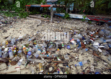 Kunststoff-Flaschen, Taschen und andere Abfälle verschmutzen Südküste Strand auf Bunaken Insel, eine marine Nationalpark Indonesiens Stockfoto