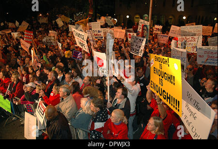 15. April 2009 - Atlanta, Georgia, USA - schätzungsweise 15.000 Menschen erwies sich für die bundesweite Steuer Tag Tea Party an der Georgia State Capitol Komplex, Atlanta, Ga. (Credit-Bild: © Timothy L. Hale/ZUMA drücken) Stockfoto