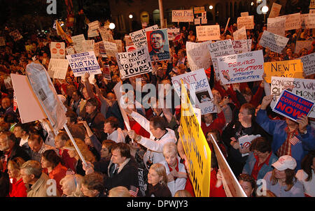 15. April 2009 - Atlanta, Georgia, USA - schätzungsweise 15.000 Menschen erwies sich für die bundesweite Steuer Tag Tea Party an der Georgia State Capitol Komplex, Atlanta, Ga. (Credit-Bild: © Timothy L. Hale/ZUMA drücken) Stockfoto