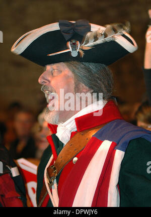 15. April 2009 - Atlanta, Georgia, USA - schreit WILLIAM TEMPLE während der landesweiten Steuer Tag Tea Party an der Georgia State Capitol complex, Atlanta, Georgia auf Mittwoch, 15. April 2009. Tempel, porträtiert "Yankee Doodle Dany", ist von Brunswick, Georgia.  (Kredit-Bild: © Timothy L. Hale/ZUMA Press) Stockfoto