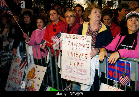 15. April 2009 - Atlanta, Georgia, USA - schätzungsweise 15.000 Menschen erwies sich für die bundesweite Steuer Tag Tea Party an der Georgia State Capitol Komplex, Atlanta, Ga. (Credit-Bild: © Timothy L. Hale/ZUMA drücken) Stockfoto