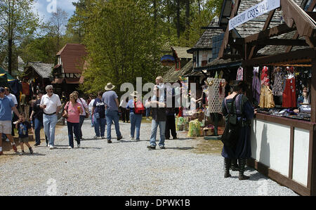 18. April 2009 - Fairburn, Georgia, USA - gibt es viel Essen, trinken und Zeitraum Dekor und Attraktionen am 24. jährlichen Georgien Renaissance Festival in Fairburn, Georgia auf Samstag, 18. April 2009. Das Festival, das Tausende jedes Wochenende anzieht, führt durch 7. Juni. (Kredit-Bild: © Timothy L. Hale/ZUMA Press) Stockfoto