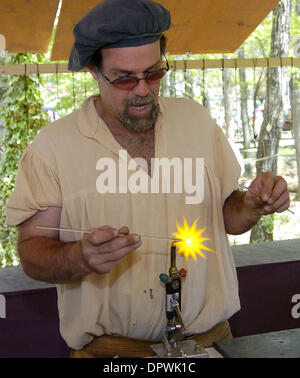 18. April 2009 - Fairburn, Georgia, USA - Glas-Künstler Steve Vlasich, Columbus, Ohio, ist eine der vielen Handwerker am 24. jährlichen Georgien Renaissance Festival in Fairburn, Georgia auf Samstag, 18. April 2009. Das Festival, das Tausende jedes Wochenende anzieht, führt durch 7. Juni. (Kredit-Bild: © Timothy L. Hale/ZUMA Press) Stockfoto