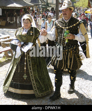 18. April 2009 - Fairburn, Georgia, USA - Dianna Redmond und Michael O'Conner, Indianapolis, ind., schlendern Sie durch das 24. jährliche Georgien Renaissance Festival in Fairburn, Georgia auf Samstag, 18. April 2009. Das Festival, das Tausende jedes Wochenende anzieht, führt durch 7. Juni. (Kredit-Bild: © Timothy L. Hale/ZUMA Press) Stockfoto