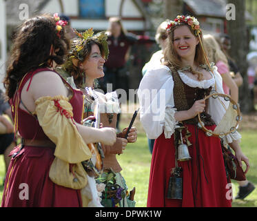 18. April 2009 - Fairburn, Georgia, USA - weibliche Spielleute unterhalten die Besucher am 24. jährlichen Georgien Renaissance Festival in Fairburn, Georgia auf Samstag, 18. April 2009. Das Festival, das Tausende jedes Wochenende anzieht, führt durch 7. Juni. (Kredit-Bild: © Timothy L. Hale/ZUMA Press) Stockfoto