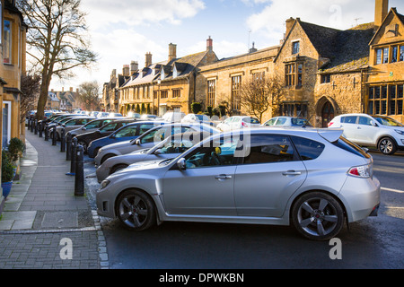 Fahrzeuge abgestellt in der High Street in Chipping Campden, Gloucestershire. Stockfoto