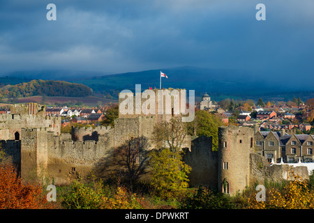 Ludlow Castle im Herbst von Whitcliffe häufig, mit einer sich nähernden Dusche über Brown Clee Hügel, Shropshire gesehen. Stockfoto