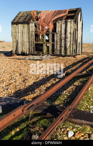 Baufälligen alten Fischerhütte und Net auf Dungeness Strand Stockfoto