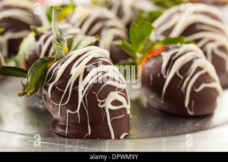Gourmet Schokolade bedeckt Erdbeeren zum Valentinstag Stockfoto