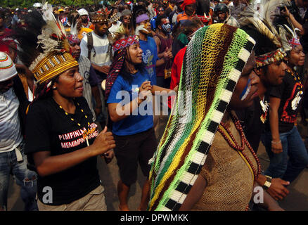 1. Dezember 2008 - Jakarta, Indonesien - Papua Aktivisten tragen traditionelle Kleidung und andere gegen Indonesiens Regierung protestieren. Hunderte von Papuas forderte Unabhängigkeit für Papua vor dem Zustand-Palast (Credit-Bild: © Jefri Widder/ZUMA drücken) Stockfoto