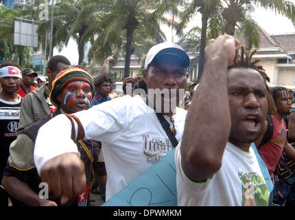 1. Dezember 2008 - Jakarta, Indonesien - Papua Aktivisten tragen traditionelle Kleidung und andere gegen Indonesiens Regierung protestieren. Hunderte von Papuas forderte Unabhängigkeit für Papua vor dem Zustand-Palast (Credit-Bild: © Jefri Widder/ZUMA drücken) Stockfoto