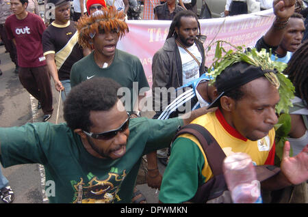 1. Dezember 2008 - Jakarta, Indonesien - Papua Aktivisten tragen traditionelle Kleidung und andere gegen Indonesiens Regierung protestieren. Hunderte von Papuas forderte Unabhängigkeit für Papua vor dem Zustand-Palast (Credit-Bild: © Jefri Widder/ZUMA drücken) Stockfoto