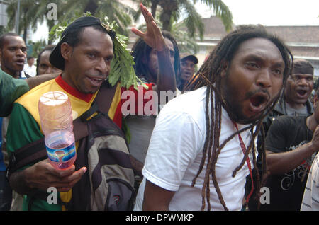 1. Dezember 2008 - Jakarta, Indonesien - Papua Aktivisten tragen traditionelle Kleidung und andere gegen Indonesiens Regierung protestieren. Hunderte von Papuas forderte Unabhängigkeit für Papua vor dem Zustand-Palast (Credit-Bild: © Jefri Widder/ZUMA drücken) Stockfoto