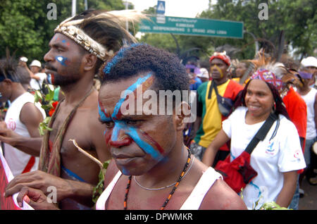 1. Dezember 2008 - Jakarta, Indonesien - Papua Aktivisten tragen traditionelle Kleidung und andere gegen Indonesiens Regierung protestieren. Hunderte von Papuas forderte Unabhängigkeit für Papua vor dem Zustand-Palast (Credit-Bild: © Jefri Widder/ZUMA drücken) Stockfoto