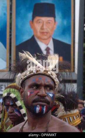 1. Dezember 2008 - Jakarta, Indonesien - Papua Aktivisten tragen traditionelle Kleidung und andere gegen Indonesiens Regierung protestieren. Hunderte von Papuas forderte Unabhängigkeit für Papua vor dem Zustand-Palast (Credit-Bild: © Jefri Widder/ZUMA drücken) Stockfoto