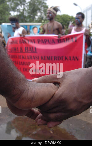 1. Dezember 2008 - Jakarta, Indonesien - Papua Aktivisten tragen traditionelle Kleidung und andere gegen Indonesiens Regierung protestieren. Hunderte von Papuas forderte Unabhängigkeit für Papua vor dem Zustand-Palast (Credit-Bild: © Jefri Widder/ZUMA drücken) Stockfoto