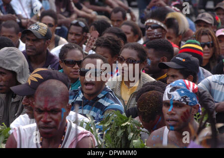 1. Dezember 2008 - Jakarta, Indonesien - Papua Aktivisten tragen traditionelle Kleidung und andere gegen Indonesiens Regierung protestieren. Hunderte von Papuas forderte Unabhängigkeit für Papua vor dem Zustand-Palast (Credit-Bild: © Jefri Widder/ZUMA drücken) Stockfoto