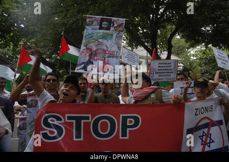 8. Januar 2009 - Jakarta, Indonesien - A protest gegen Israels Angriff auf Gaza-Streifen vor der ägyptischen Botschaft in Jakarta am 8. Januar 2008. Indonesien, der weltweit bevölkerungsreichsten muslimischen Nation, ist ein starker Verfechter der palästinensischen Sache und Israel nicht anerkennt. (Kredit-Bild: © Jefri Widder/ZUMA Press) Stockfoto