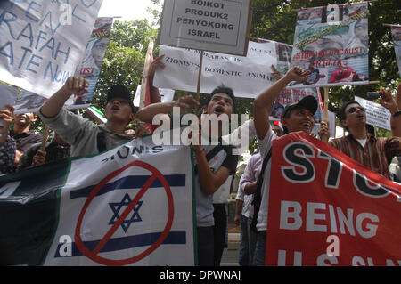 8. Januar 2009 - Jakarta, Indonesien - A protest gegen Israels Angriff auf Gaza-Streifen vor der ägyptischen Botschaft in Jakarta am 8. Januar 2008. Indonesien, der weltweit bevölkerungsreichsten muslimischen Nation, ist ein starker Verfechter der palästinensischen Sache und Israel nicht anerkennt. (Kredit-Bild: © Jefri Widder/ZUMA Press) Stockfoto