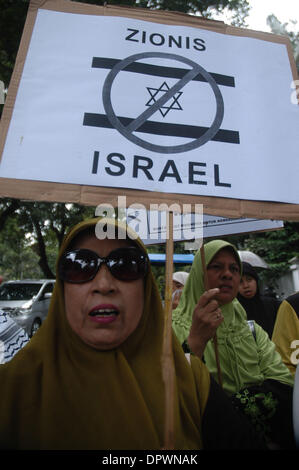 8. Januar 2009 - Jakarta, Indonesien - Demonstranten Plakate während einer Protestaktion gegen Israels Angriff auf Gaza-Streifen vor der ägyptischen Botschaft in Jakarta am 8. Januar 2008 halten. Indonesien, der weltweit bevölkerungsreichsten muslimischen Nation, ist ein starker Verfechter der palästinensischen Sache und Israel nicht anerkennt. (Kredit-Bild: © Jefri Widder/ZUMA Press) Stockfoto