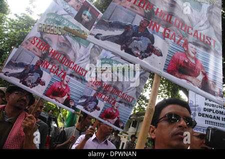 8. Januar 2009 - Jakarta, Indonesien - Demonstranten Plakate während einer Protestaktion gegen Israels Angriff auf Gaza-Streifen vor der ägyptischen Botschaft in Jakarta am 8. Januar 2008 halten. Indonesien, der weltweit bevölkerungsreichsten muslimischen Nation, ist ein starker Verfechter der palästinensischen Sache und Israel nicht anerkennt. (Kredit-Bild: © Jefri Widder/ZUMA Press) Stockfoto