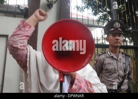 8. Januar 2009 schreien - Jakarta, Indonesien - Demonstranten während einer Protestaktion gegen Israels Angriff auf Gaza-Streifen vor der ägyptischen Botschaft in Jakarta am 8. Januar 2008. Indonesien, der weltweit bevölkerungsreichsten muslimischen Nation, ist ein starker Verfechter der palästinensischen Sache und Israel nicht anerkennt. (Kredit-Bild: © Jefri Widder/ZUMA Press) Stockfoto