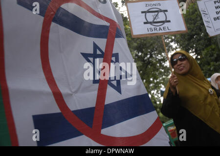 8. Januar 2009 - Jakarta, Indonesien - Demonstranten Plakate während einer Protestaktion gegen Israels Angriff auf Gaza-Streifen vor der ägyptischen Botschaft in Jakarta am 8. Januar 2008 halten. Indonesien, der weltweit bevölkerungsreichsten muslimischen Nation, ist ein starker Verfechter der palästinensischen Sache und Israel nicht anerkennt. (Kredit-Bild: © Jefri Widder/ZUMA Press) Stockfoto