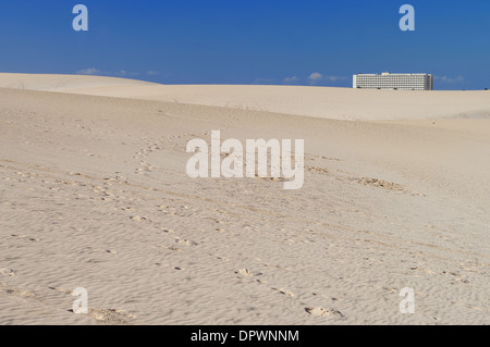 Ferne, einsame Hotelgebäude auf Sanddünen von Corralejo, Fuerteventura Insel am 25. Oktober 2011. Kanarische Inseln, Spanien. Stockfoto