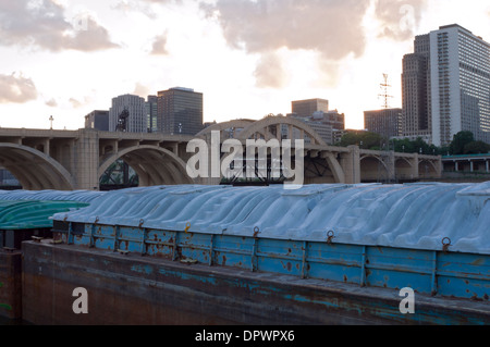 Robert Street gewölbte Brücke und Lastkähne am Mississippi River in der Innenstadt von Saint Paul, Minnesota Stockfoto