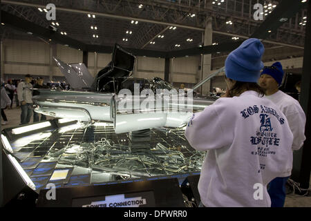 25. November 2008 - Chiba, Japan - maßgeschneiderte Oldtimer präsentiert der amerikanische Lowrider Kultur erscheinen auf dem Lowrider Japan Car Show stattfand im Makuhari Messe Convention Center in Chiba, Japan. Im Bild: Japanischen Fans chatten über ihre Lieblings-Auto, das auf der Autoshow präsentiert wird. (Kredit-Bild: © Christopher Jue/ZUMA Press) Stockfoto