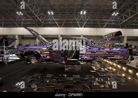 25. November 2008 - Chiba, Japan - maßgeschneiderte Oldtimer präsentiert der amerikanische Lowrider Kultur erscheinen auf dem Lowrider Japan Car Show stattfand im Makuhari Messe Convention Center in Chiba, Japan. Im Bild: Ein stark angepasste Chevy Impala auf dem Display. (Kredit-Bild: © Christopher Jue/ZUMA Press) Stockfoto