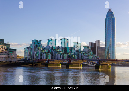 London, UK 11. Januar 2014: The Hamilton House Wohnanlage im Vauxhall Bridge in London Stockfoto