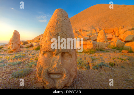 Riesige Zeus Skulptur Mount Nemrut Nationalpark Türkei antike Überreste der 2000 Jahre alten Kultur der Kommagene auf 7.000 Fuß Berg Stockfoto