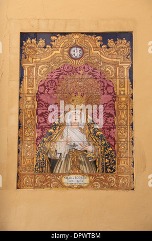 Eines das viele verziert, religiöse Themen Keramik verglaste gefliesten Kunstwerk durch die Straßen von Sevilla (Sevilla), Andalusien, Spanien. Stockfoto