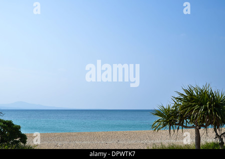 Aussicht auf den Strand in Nago Beach auf Okinawa in Japan Stockfoto