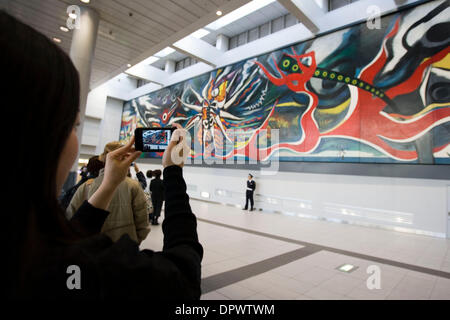 29. November 2008 - Tokyo, Japan - A 5,5 Meter hohe und 30 Meter breiten riesige Wandgemälde von späten japanischen Künstler, Taro Okamoto, in der Öffentlichkeit im Shibuya Mark City Shopping Center angezeigt. Das Bild mit dem Titel "Mythos von morgen" symbolisiert den Moment der Atombombenexplosion in Hiroshima im August 1945. Das riesige Wandgemälde entstand durch Okamoto in Mexiko vor ca. 40 Jahren Stockfoto